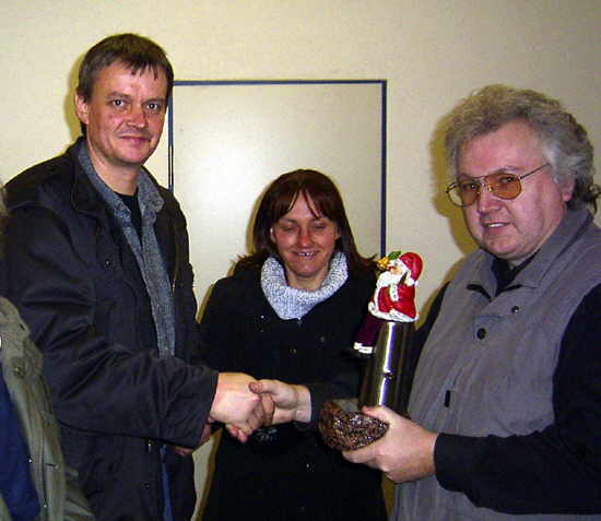 Karl-Heinz Witt bei der Pokalübergabe an Mathias Burmeister