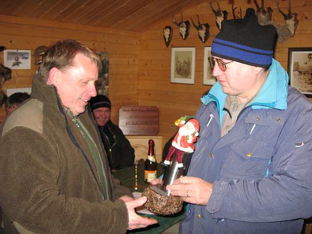 Karl-Heinz Witt bei der Pokalübergabe an Reinhard Nawroth