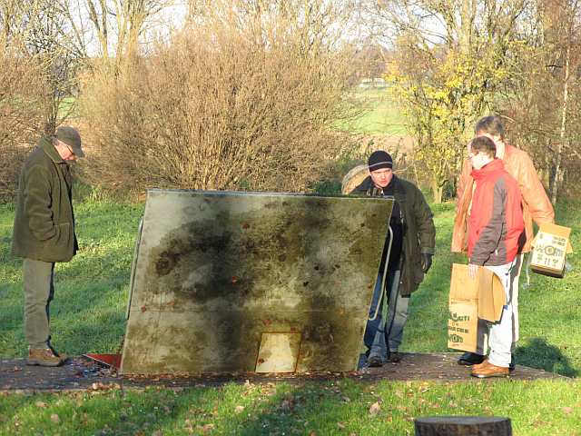 unter einer Bodenklappe ist die Wurfmaschine installiert