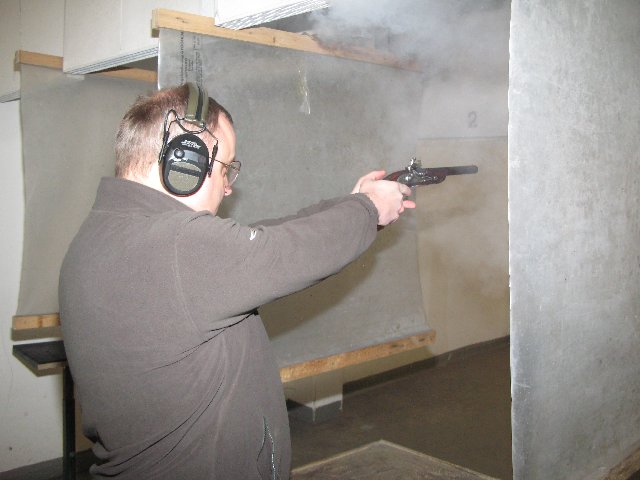 Peter Woelki schiet mit der Steinschlo-Pistole