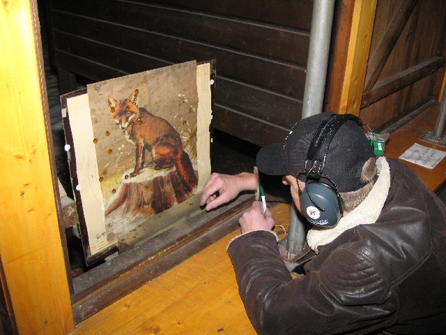 Guido Ramhorst sucht auf der Fuchs-Scheibe nach Treffern