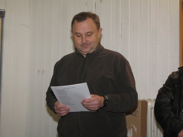 Peter Wolki beim Vortragen eines Gedichtes