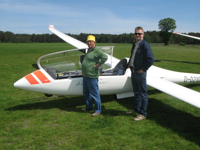 Pilot Klaus Reski mit Fluggast Guido Ramhorst vor dem Vereins-DuoDiscus D-0210