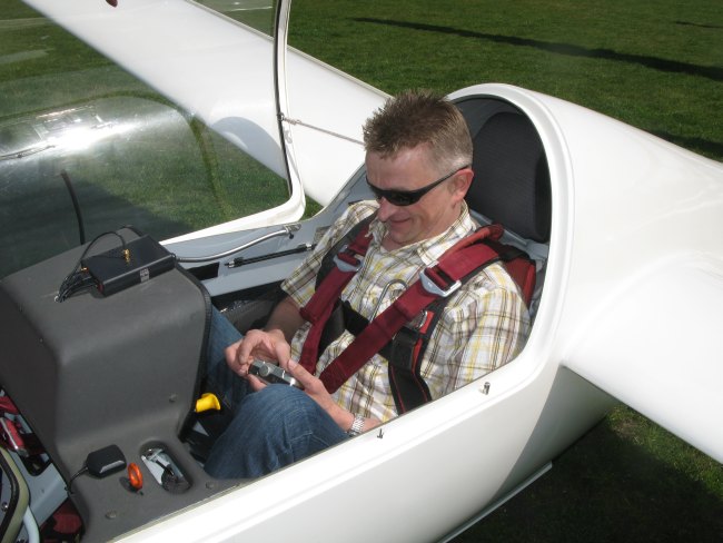 Guido im Flugzeug schaut auf Kamera