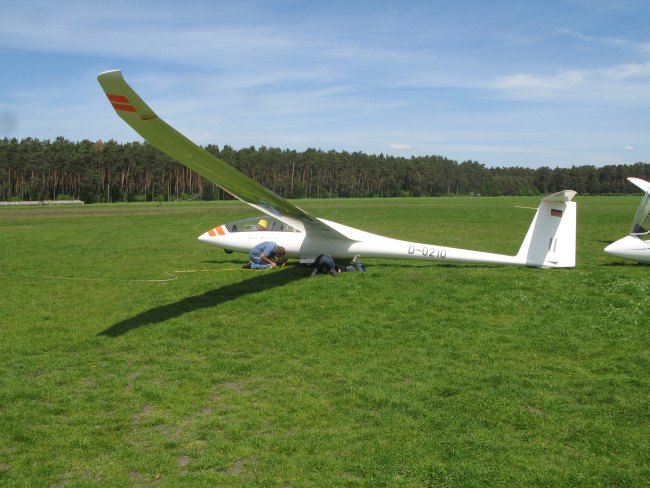 Der DuoDiscus ist abflugbereit und wird an das Startseil eingeklinkt.