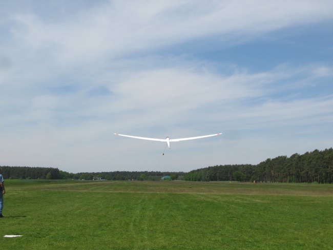 Segelflugzeut am Windenseil kurz nach dem Abheben