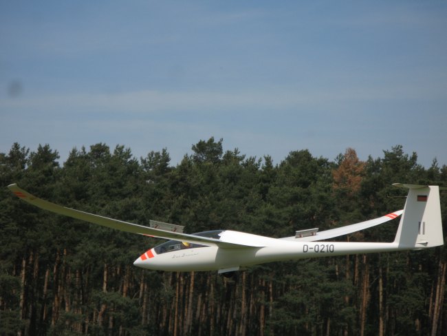 Unser DuoDiscus D-0210 im Endanflug zur 27