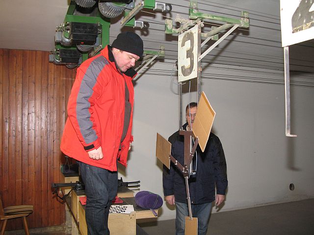 Norbert beim Anbauen der Windmühle