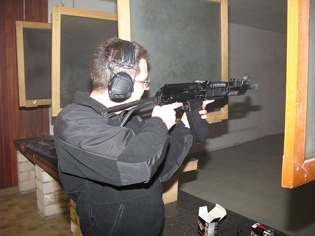 Harry im Stehend-Anschlag mit seiner Molot Vepr 12
