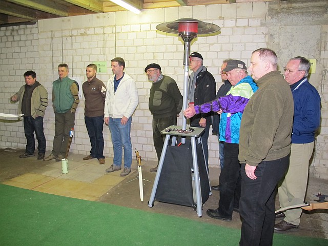 Die Truppe im Indoor-Bogenstand