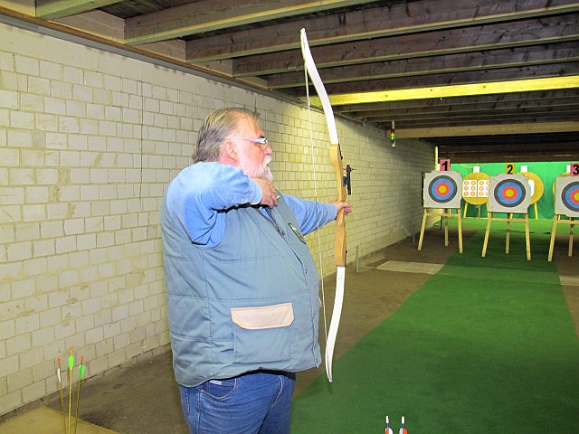 Dieter mit dem Recurve-Bogen vor den Scheiben