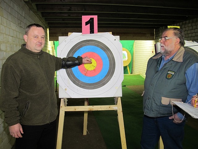 Peter Woelki vor seiner Scheibe mit 29 Ring