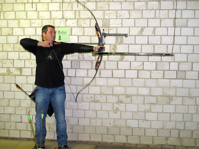 Bastian Wenzel mit seinem Wettkampf Recurve-Bogen