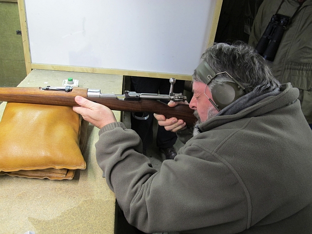 Wilfried zielt mit dem Argentinien Mauser