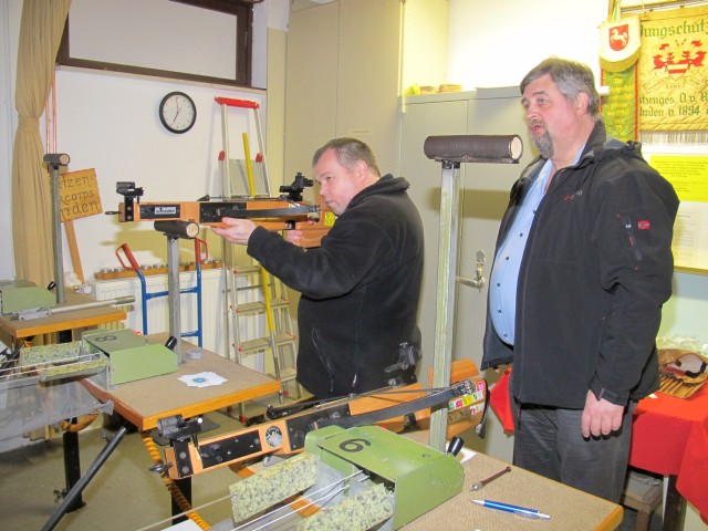 Andreas Peschke mit der Armbrust und Andreas Lechte Andreas Peschke mit der Armbrust und Andreas Lechte