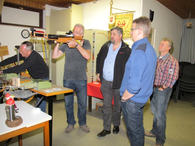 Dirk, Detlef beim Schießen und Andreas beaufsichtigt Dirk, Detlef beim Schießen und Andreas beaufsichtigt