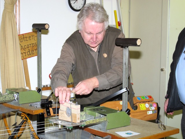 Karl-Heinz beim Herausdrehen des Bolzens Karl-Heinz beim Herausdrehen des Bolzens