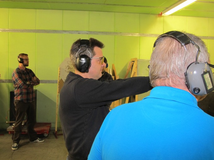 Harry Westermann mir Anschlag mit der 9mm Luger Pistole