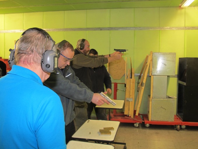 Peter Wölki hebt die Waffe zum Schuß