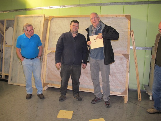 Detlef Hischer mit der Siegerscheibe Detlef Hischer mit der Siegerscheibe