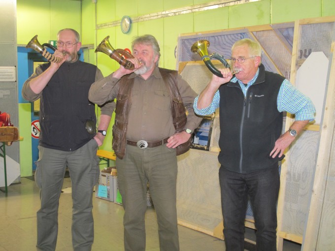 Thomas Behm, Wilfried Bade und Wolfgang Adler blasen auf dem Jagdhorn zur Siegerehrung Thomas Behm, Wilfried Bade und Wolfgang Adler blasen auf dem Jagdhorn zur Siegerehrung