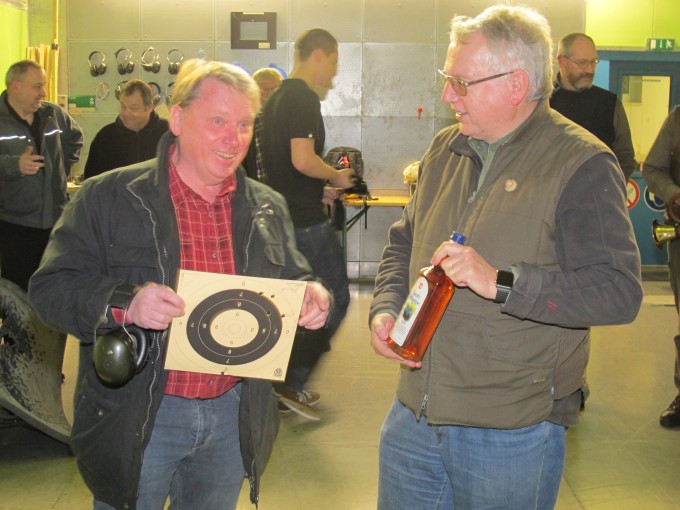 Reinhard bekam eine Flasche Likör fü den letzten Platz