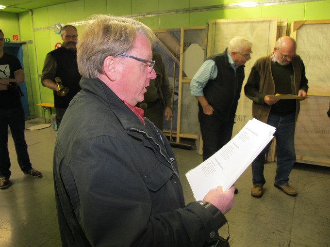 Reinhard Nawroth trägt ein Weihnachtsgedicht vor Reinhard Nawroth trägt ein Weihnachtsgedicht vor