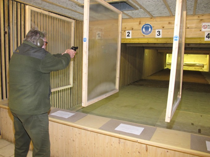 Wilfried mit Revolver Wilfried mit dem Revolver im Anschlag