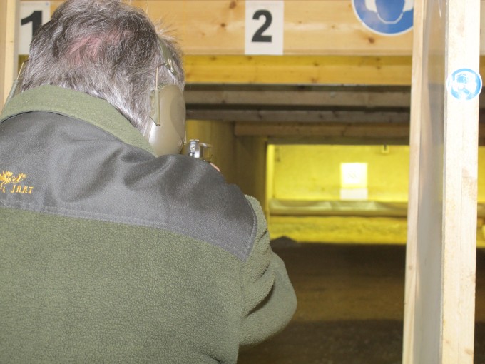 Glücksscheibe in 25m Entfernung Wilfried zielt mit der Pistole