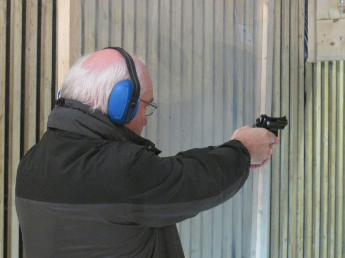 Hans mit Revolver Hans mit dem Revolver im Anschlag