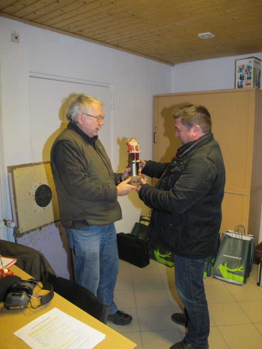 Pokalübergabe Karl-Heinz Witt überreicht den Pokal an Norbert Remiorz