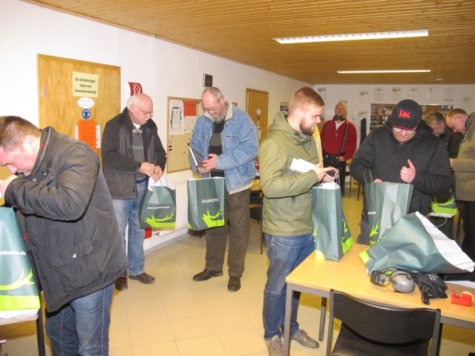 Bescherung Die Überraschungstüten werden untersucht