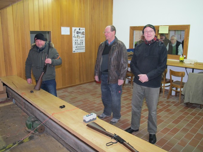 Waffen und Munition Die Waffen liegen zum Wettkampf bereit
