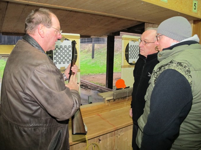Hartmut erklärt die Waffe Hartmut erklärt die Waffe