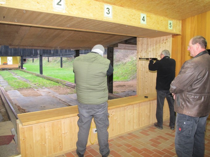 Der Wettkampf ist im Gange Start - ab jetzt wird schnell geschossen
