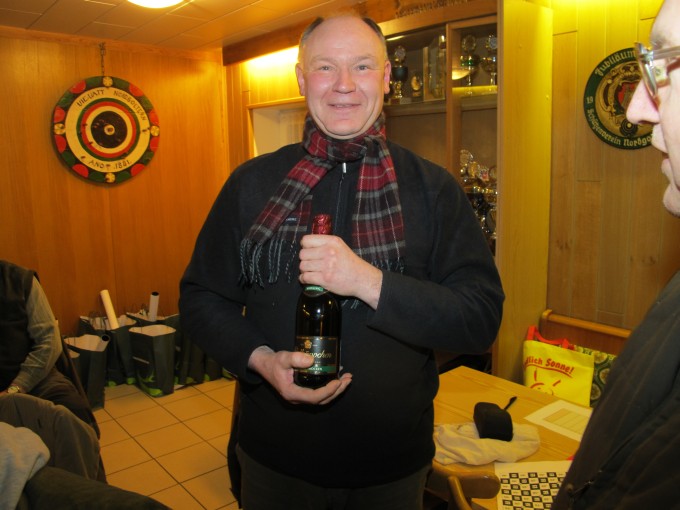 eine Flasche Sekt Bernhard Lüerßen freut sich