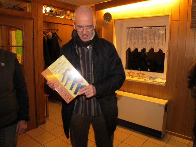 Detlef Hischer mit dem Buch