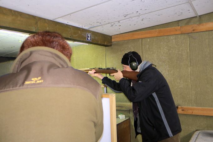 gleich wird es laut... Detlef mit dem Schweden Mauser im Anschlag...