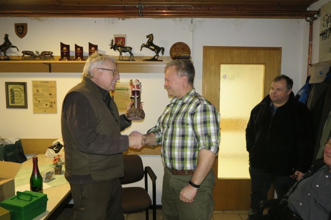Pokalgewinner Fraank Buchholz bekommt den Pokal von Karl-Heinz Witt überreicht