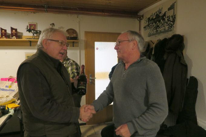 Vergabe der roten Laterne Dirk M. bekommt eine Flasche Sekt von Karl-Heinz Witt