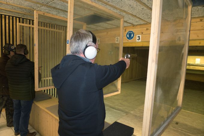betreutes Schießen Thomas erklärt seinen Revolver
