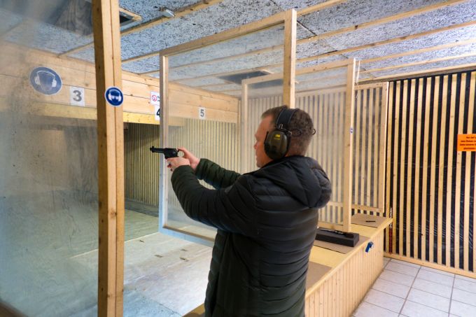 Einer schießt noch Frank mit dem SA-Revolver im Anschlag