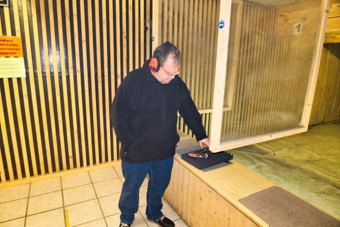 Andreas vor dem Schießen Andreas Peschke blickt auf den Revolver