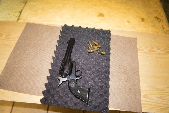 Der SA Revolver mit 6 Patronen auf der Ablage Der SA Revolver im Kaliber .45 Long Colt