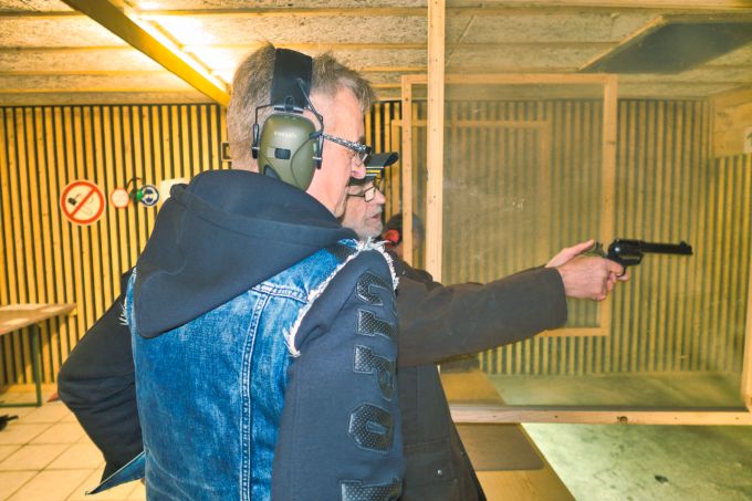 Guido bekommt den SA-Revolver erklärt  Guido läßt sich den SA-Revolver von Thomas erklären