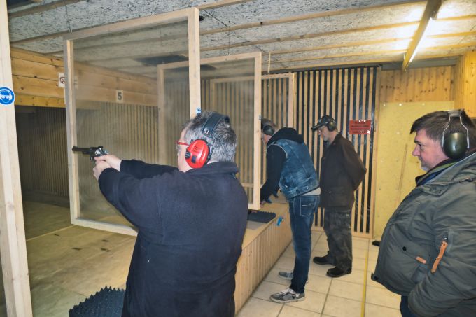 Frank und Norbert haben Aufsicht Andreas und Guido an den Waffen
