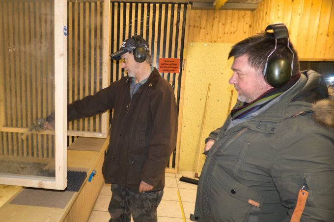 Thomas hebt den Arm mit dem .44 Magnum Revolver Thomas mit dem S&W DA-Revolver