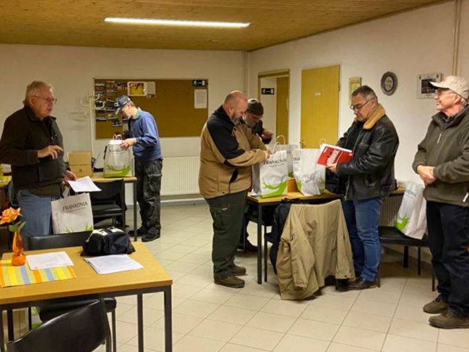 Bescherung Die Tüten werden untersucht