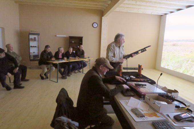 Die Waffe im Voranschlag Die Waffe im Voranschlag: Warten auf das Wildschwein