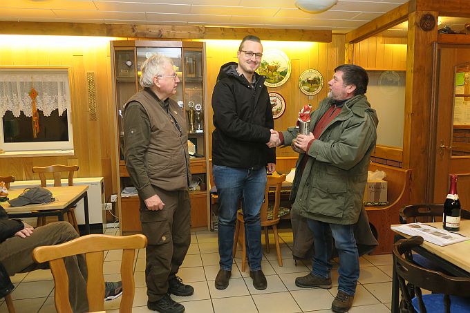 Daniel Deseniß ist der JE-Pokalgewinner 2022 Daniel Deseniß bekommt den Pokal von Norbert Remiorz